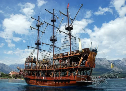 Прогулка по морю на пиратском кораблике в Бодруме